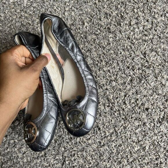 Michael Kors Fulton Quilted Leather Ballet Flats Metallic Silver MK Logo 7 M - Picture 5 of 10
